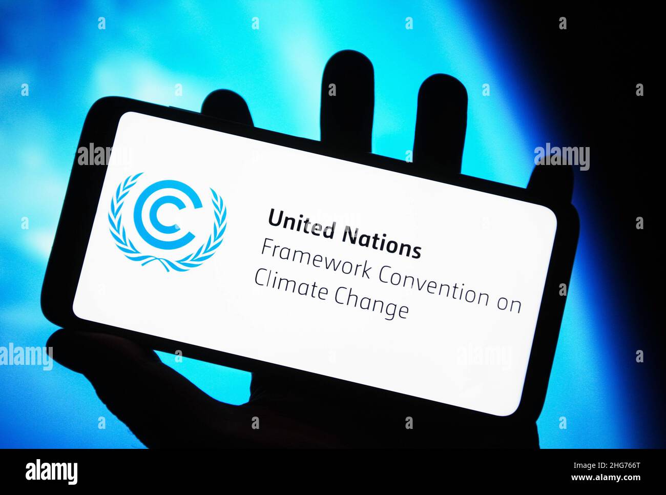 Ukraine. 18th Januar 2022. In dieser Abbildung ist das Logo der Klimarahmenkonvention der Vereinten Nationen (UNFCCC) auf einem Smartphone in der Hand zu sehen. Kredit: SOPA Images Limited/Alamy Live Nachrichten Stockfoto