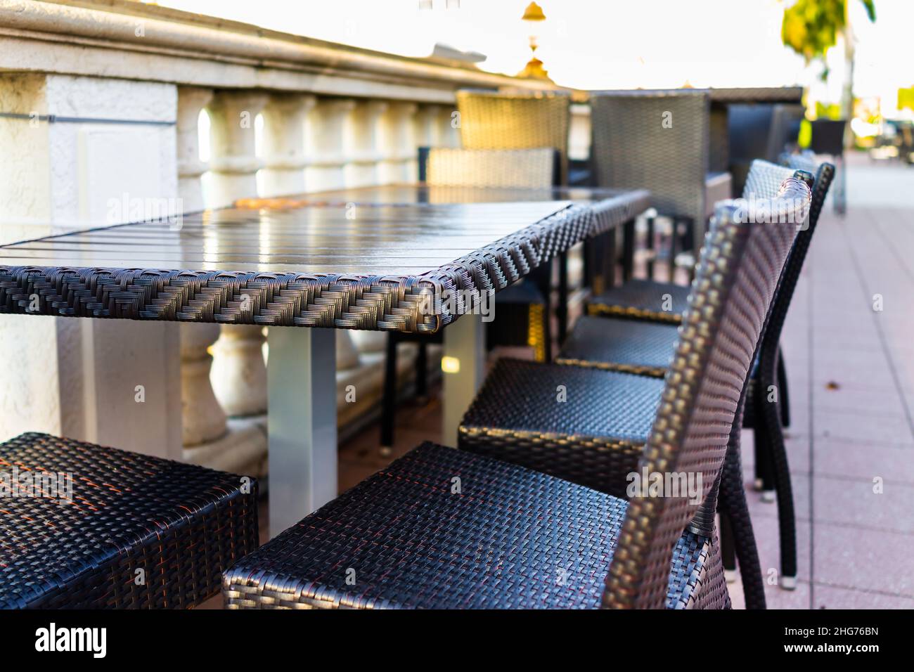 Naples, Florida Restaurant Cafe im Freien am Hafen Dock Wharf in der Nähe Bayfront Place mit Sitzstühlen Tische durch Geländer auf der Straße Bürgersteig und nob Stockfoto