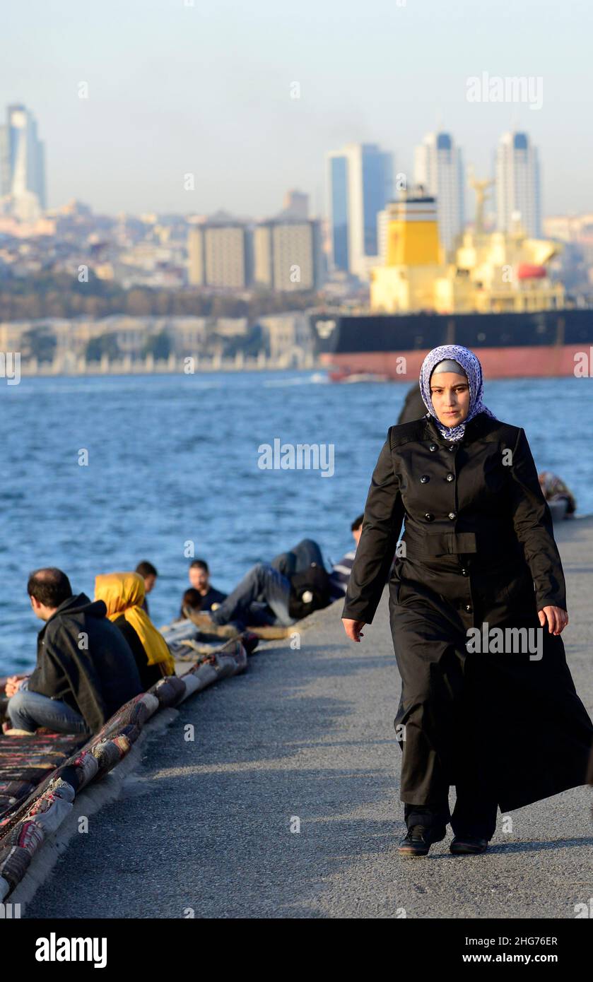 Die Uferpromenade der Uskudar-Küste entlang der Bosporus-Meerenge auf der asiatischen Seite Istanbuls, Türkei. Stockfoto