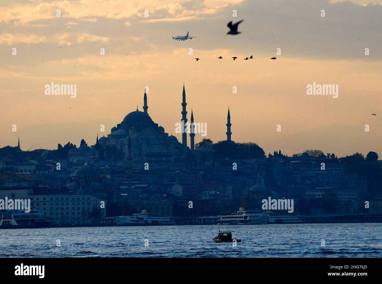 Ein romantischer Sonnenuntergang über der Blauen Moschee von der asiatischen Seite Istanbuls aus gesehen. Stockfoto