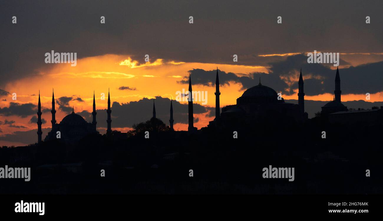 Ein romantischer Sonnenuntergang über der Blauen Moschee von der asiatischen Seite Istanbuls aus gesehen. Stockfoto