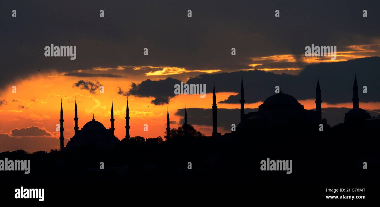 Ein romantischer Sonnenuntergang über der Blauen Moschee von der asiatischen Seite Istanbuls aus gesehen. Stockfoto
