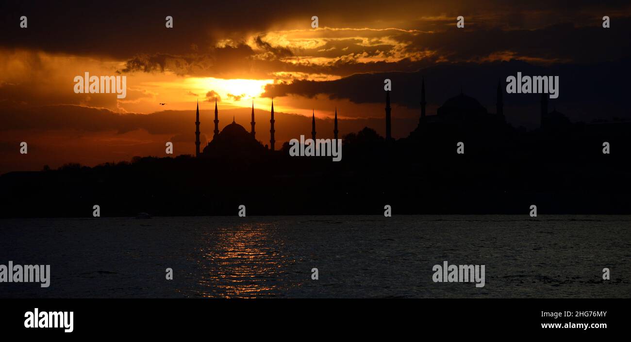 Ein romantischer Sonnenuntergang über der Blauen Moschee von der asiatischen Seite Istanbuls aus gesehen. Stockfoto