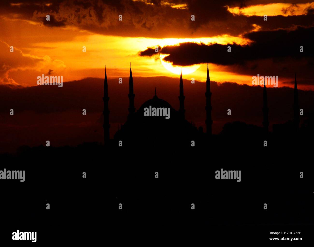 Ein romantischer Sonnenuntergang über der Blauen Moschee von der asiatischen Seite Istanbuls aus gesehen. Stockfoto