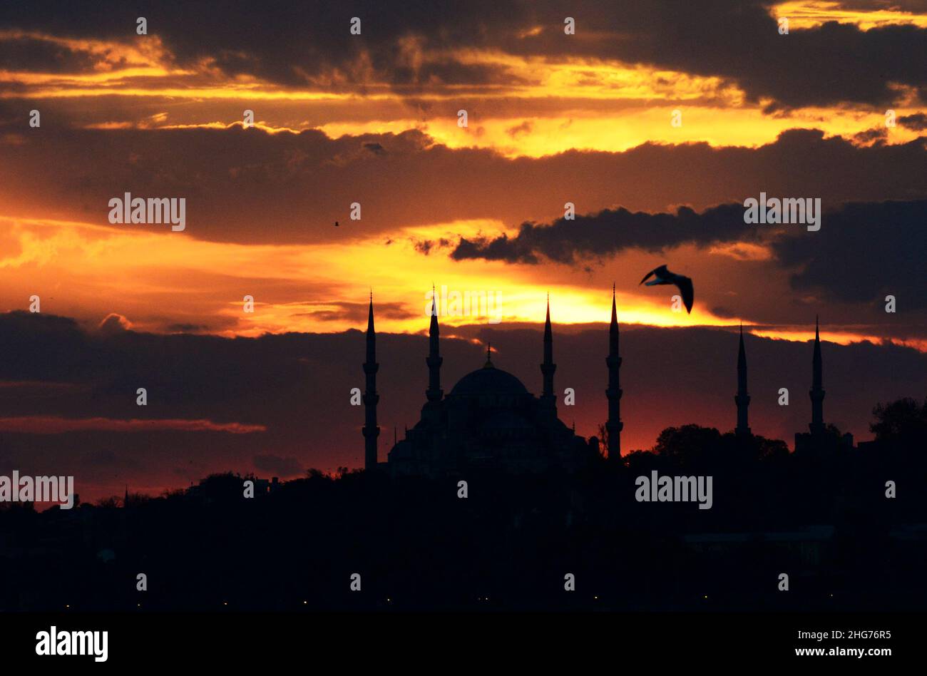 Ein romantischer Sonnenuntergang über der Blauen Moschee von der asiatischen Seite Istanbuls aus gesehen. Stockfoto