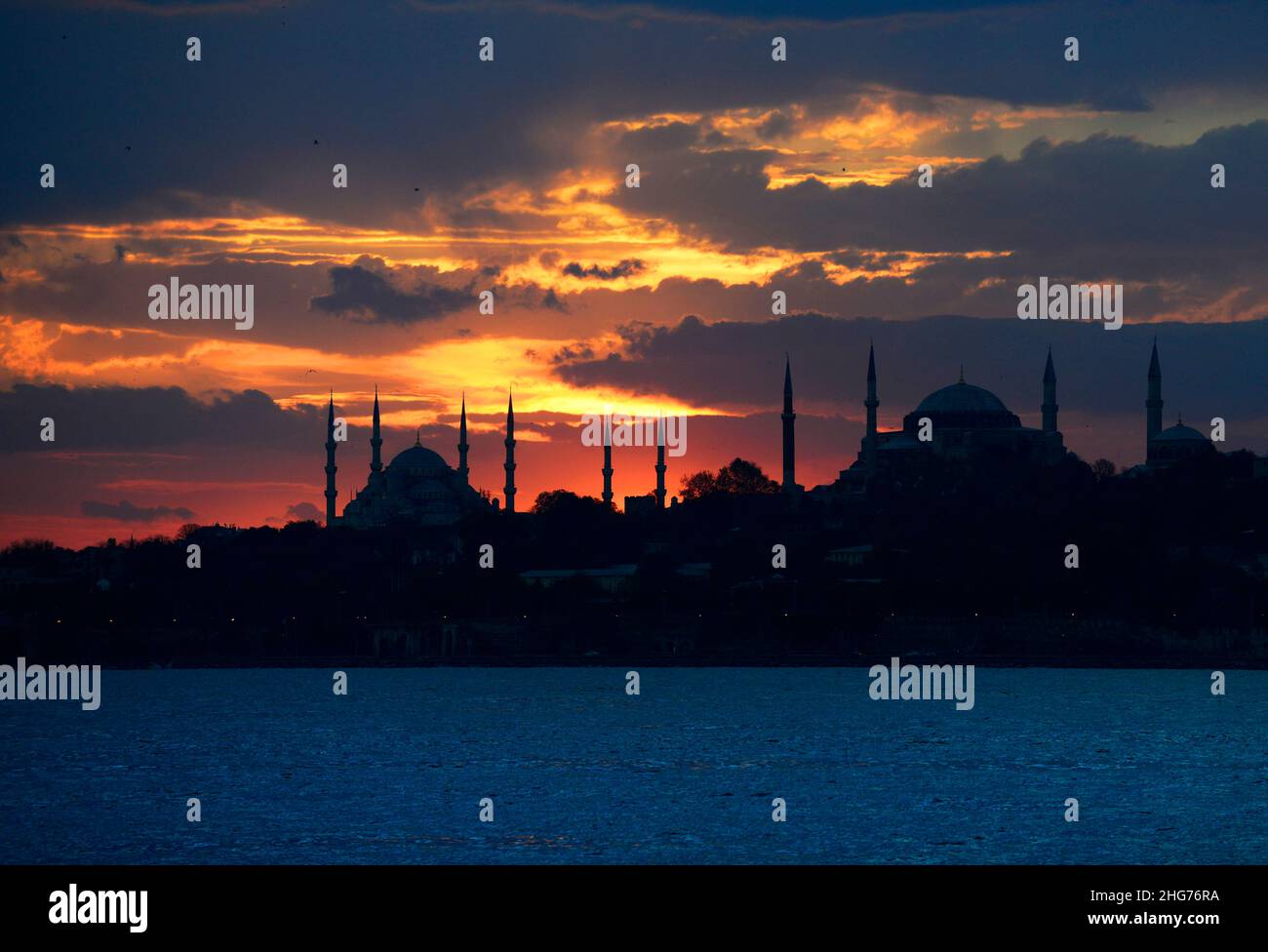 Ein romantischer Sonnenuntergang über der Blauen Moschee von der asiatischen Seite Istanbuls aus gesehen. Stockfoto