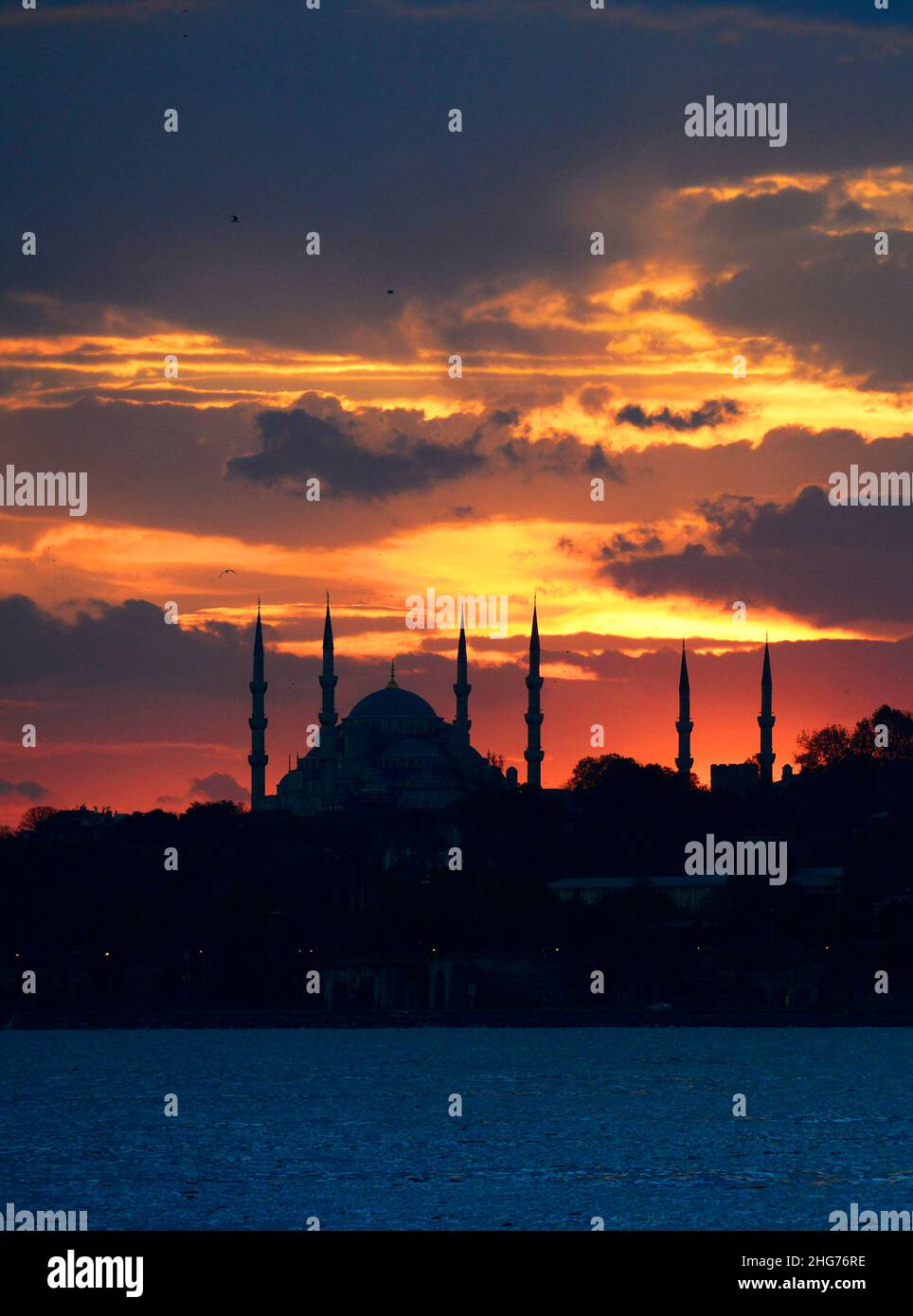 Ein romantischer Sonnenuntergang über der Blauen Moschee von der asiatischen Seite Istanbuls aus gesehen. Stockfoto