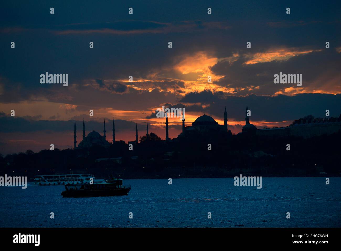 Ein romantischer Sonnenuntergang über der Blauen Moschee von der asiatischen Seite Istanbuls aus gesehen. Stockfoto