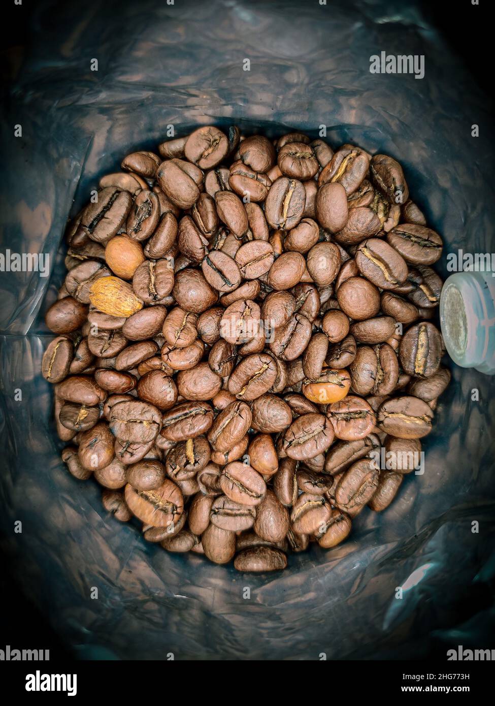 Frische Packung mit gerösteten Kaffeebohnen. Draufsicht Stockfoto