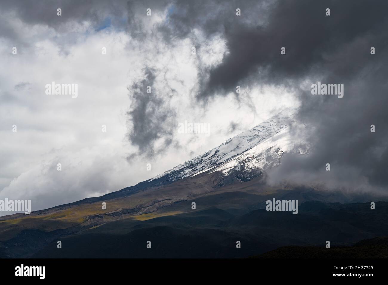 Dramatische Andenlandschaft des Vulkans Cotopaxi mit dunklen Wolken und Gletscher mit Schnee, Cotopaxi Nationalpark, Quito, Ecuador. Stockfoto