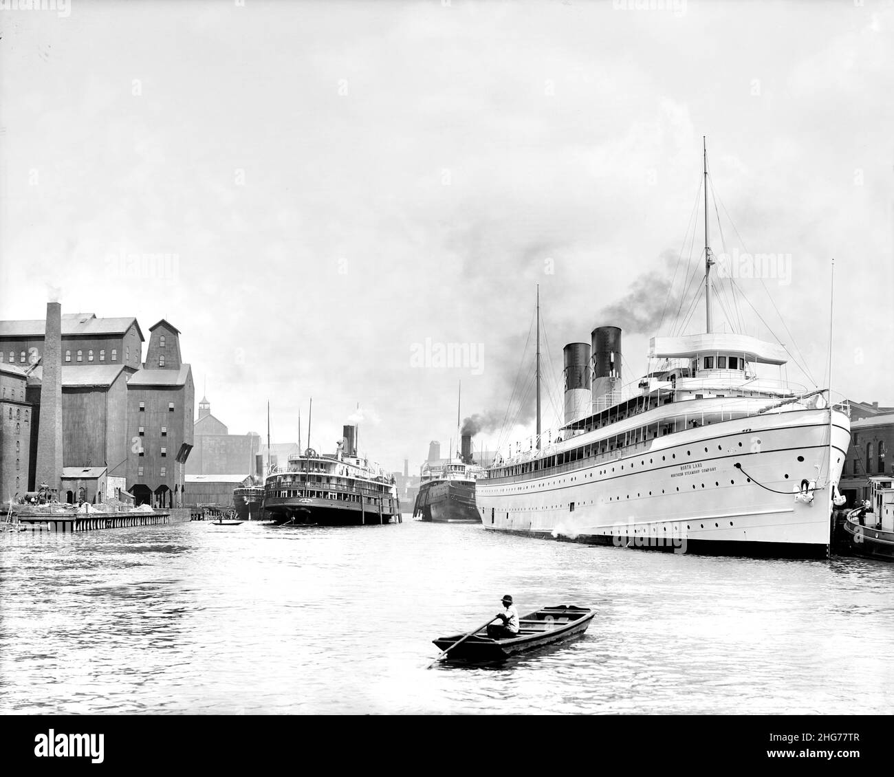 Dampfschiffe entlang des Buffalo River, Buffalo, New York, USA, Detroit Publishing Company, 1905 Stockfoto