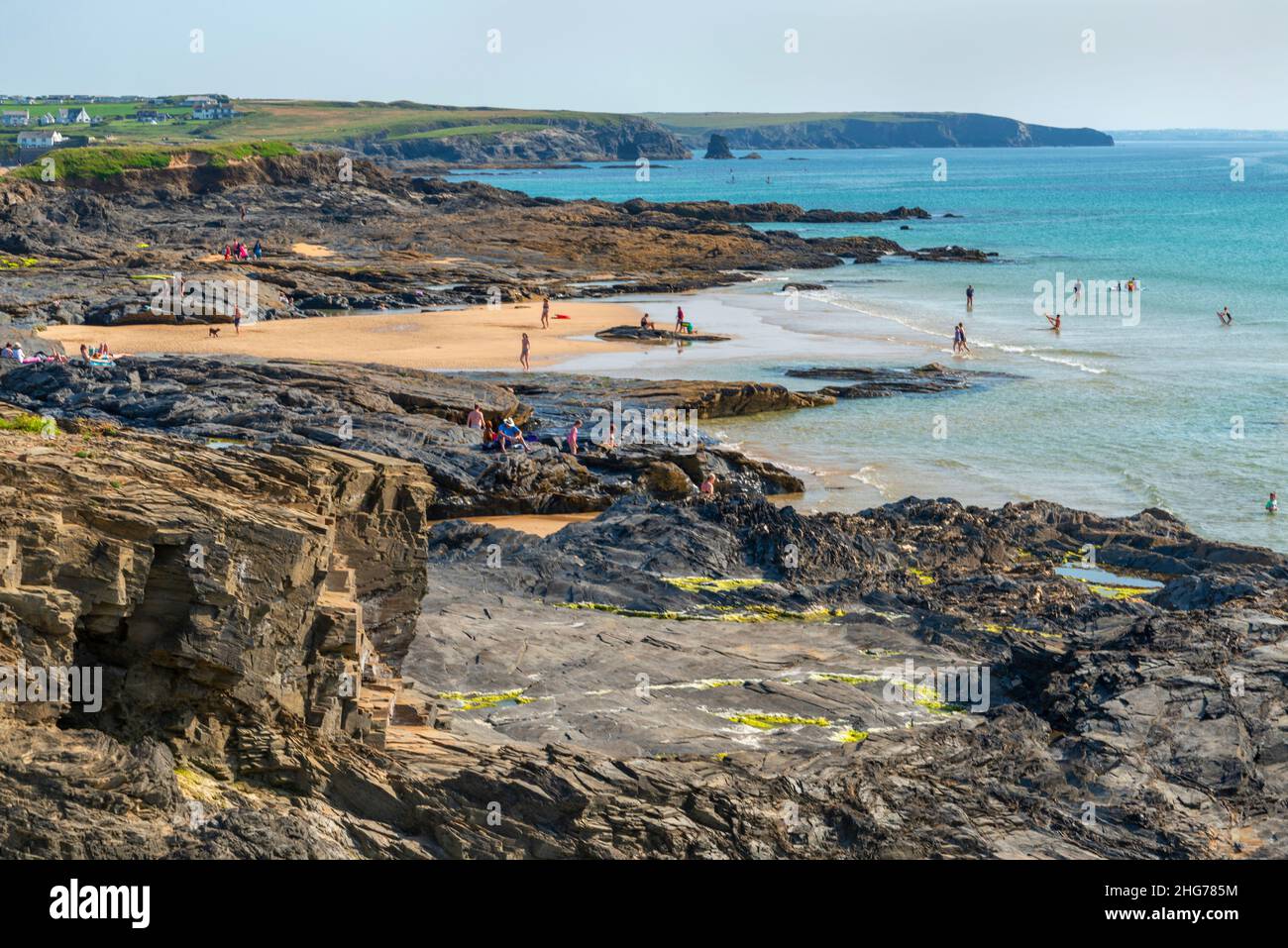 Cornwall, England, Vereinigtes Königreich-Juli 20 2021:während der warmen sonnigen Sommersaison, Strandgänger, Familien und Touristen sonnen, schwimmen, Paddleboard und explor Stockfoto