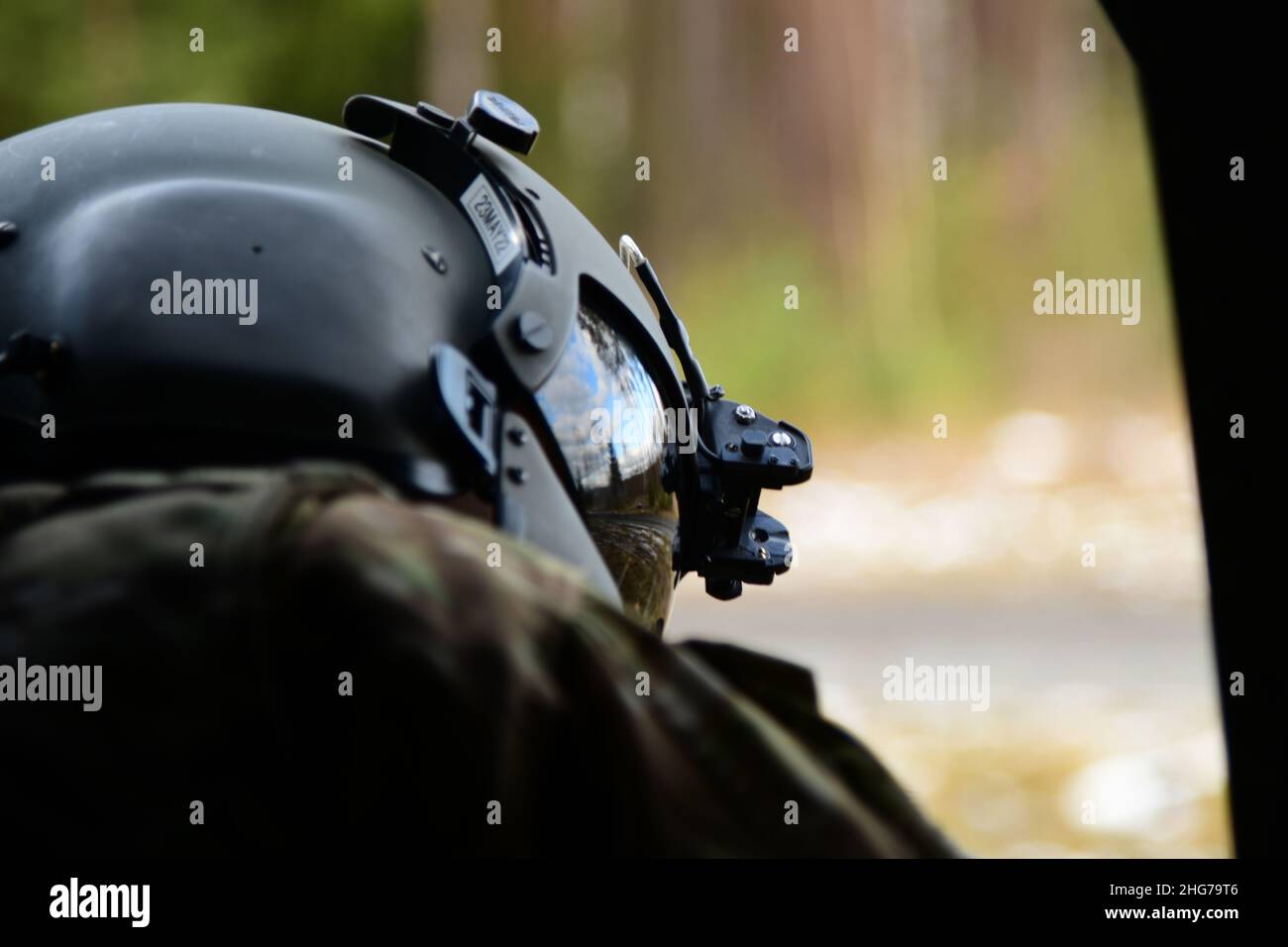 US-Soldaten, die der Comanche-Truppe, 1st Squadron, 2D Cavalry Regiment, zugewiesen sind, führen während einer situativen Trainingsübung (STX) auf Kaderebene im Trainingsgebiet Grafenwoehr, Deutschland, am 11. Januar 2022 Schlingentraglasoperationen mit einem CH-47 Chinook durch. (USA Armeefoto von Kevin Sterling Payne) Stockfoto