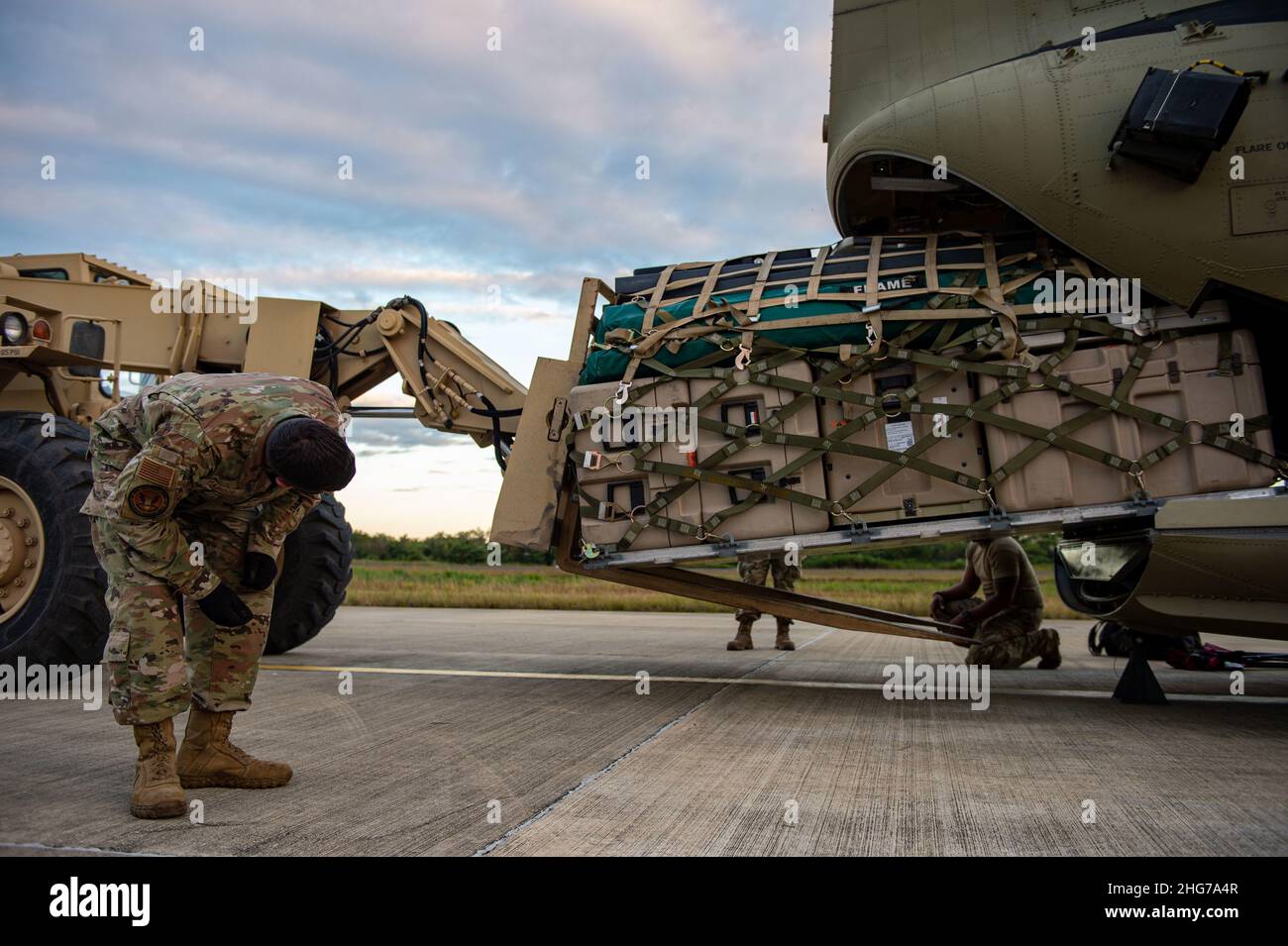 Mitglieder der Joint Task Force Bravo laden während der Übung Keel-billed Toucan (KBT) eine Palette in einen CH-47 Chinook Hubschrauber in der Nähe von Price Barracks, Belize, 15. Januar 2022. KBT, eine Übung für humanitäre Hilfe und Katastrophenhilfe, testete die Fähigkeit der Task Force, Personal, Vermögen und Vorräte zu mobilisieren, um Regierungen in Zentralamerika bei der Hilfe und dem Wiederaufbau nach einer Katastrophe zu unterstützen. (USA Foto der Luftwaffe von Staff Sgt. Adam R. Shanks) Stockfoto