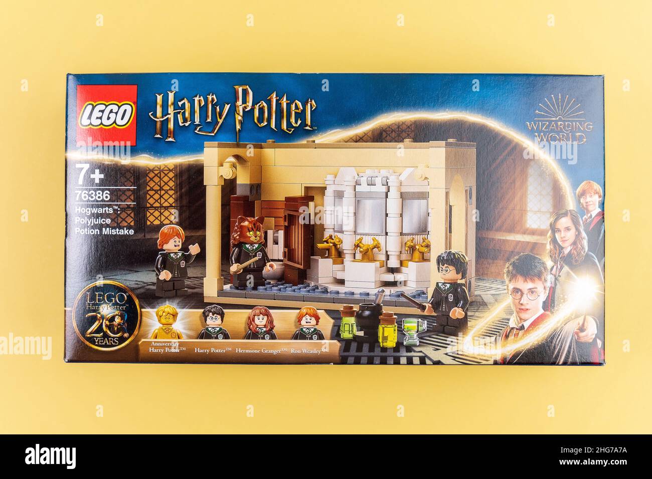 Tjumen, Russland-27. Dezember 2021: Spielzeug mit Harry Potter Lego Castle auf dem Display. Logo Nahaufnahme 76386 Stockfoto
