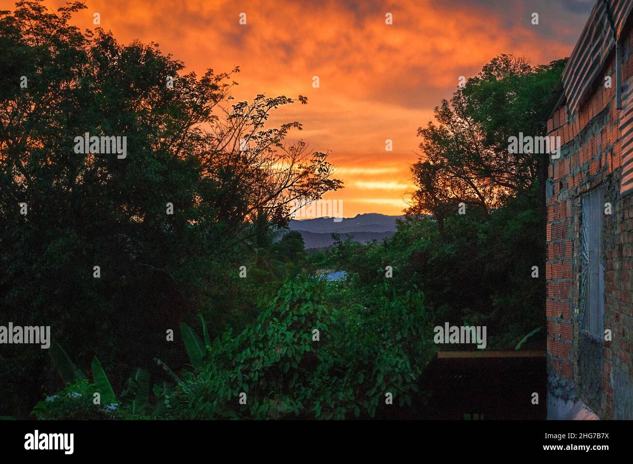 Sonnenuntergang in der Stadt Agua de Dios Stockfoto