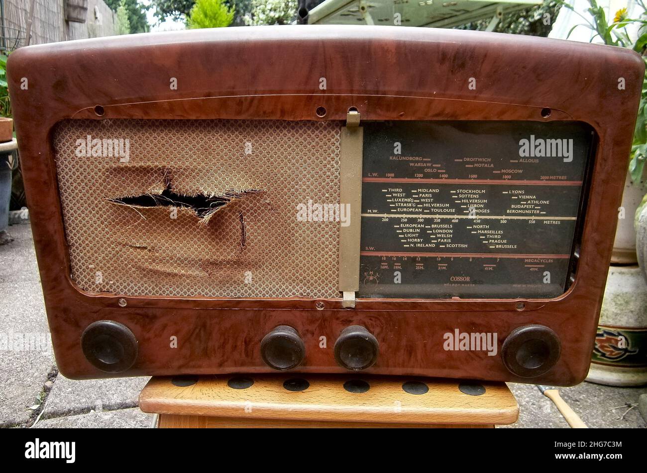 1949 COSSOR Melodieliebmaschine Radio mit beschädigtem Lautsprechergrill Stockfoto