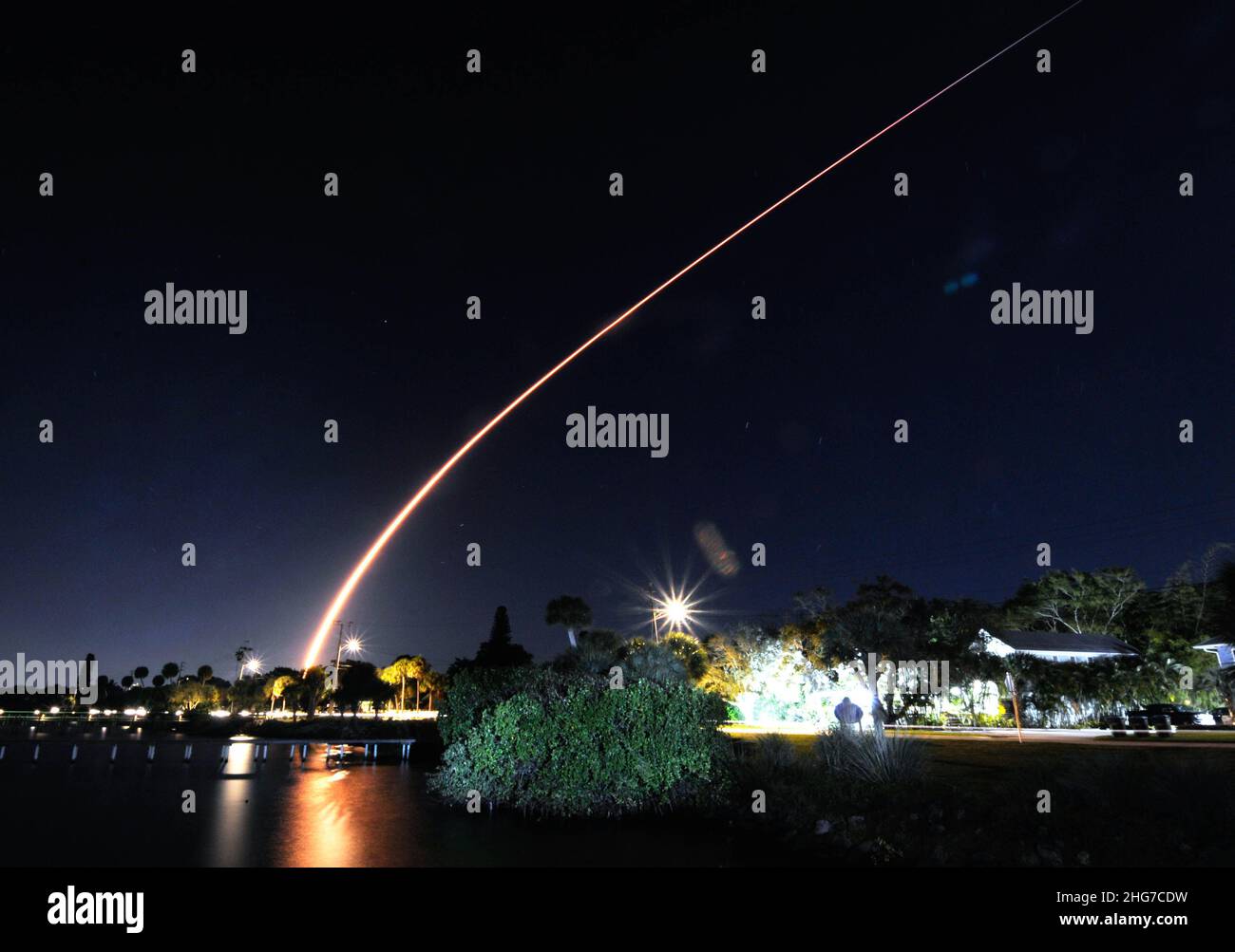 Kennedy Space Center, Brevard County. Florida USA. 18. Januar 2022. SpaceX startete eine Flacon 9 Rakete mit 49 Starlink-Satelliten aus dem Launch Complex 39A in die Erdumlaufbahn. Die augenblickliche Startzeit war um 9:02 Uhr Eastern Standard Time. Die erste Etappe landete auf dem „A Manko of Gravitas“-Droneship, das im Atlantischen Ozean Station war. Foto: Julian Leek/Alamy Live News Stockfoto