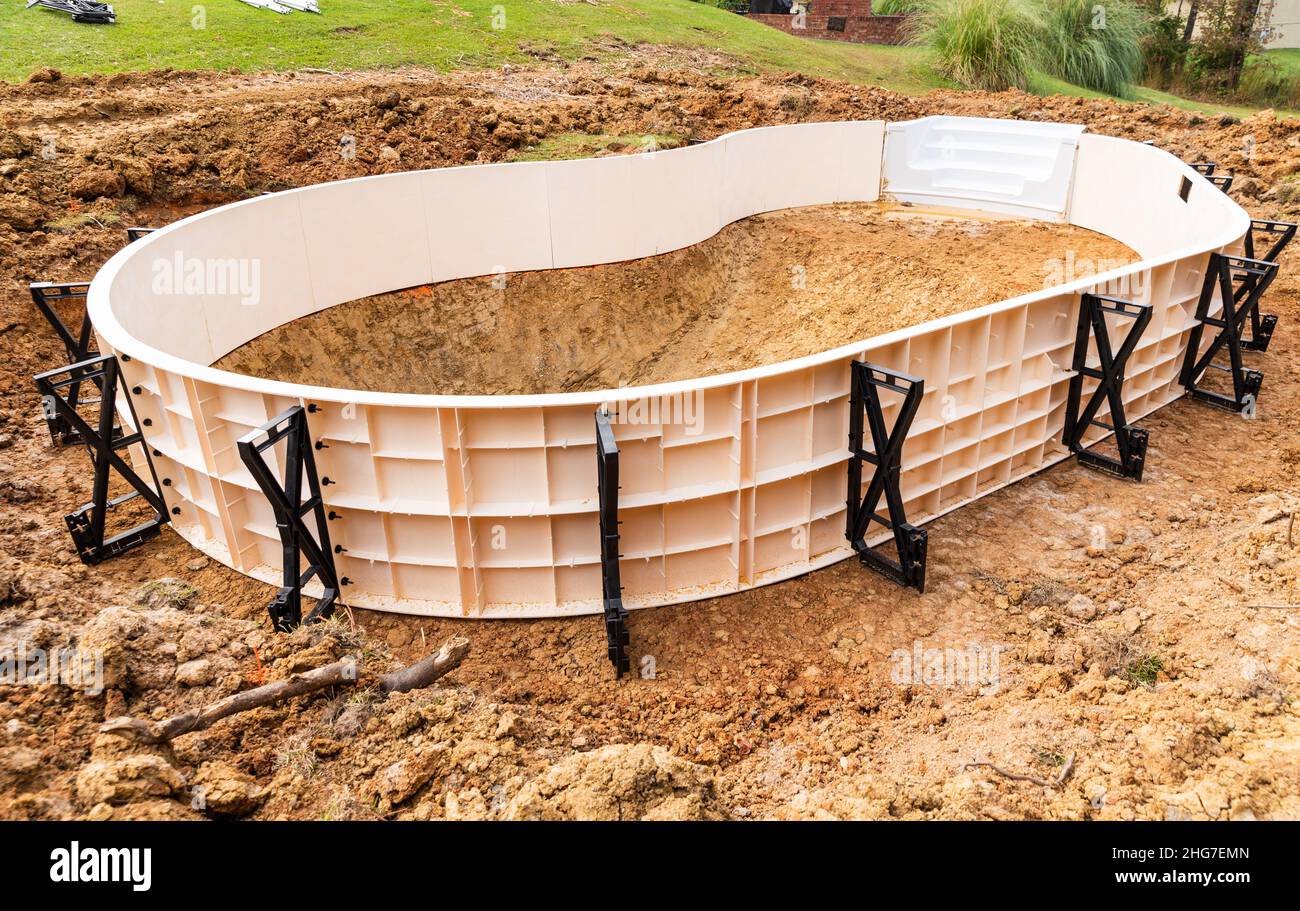 Ein neuer Swimmingpool wird in einem Hinterhof gebaut Stockfoto