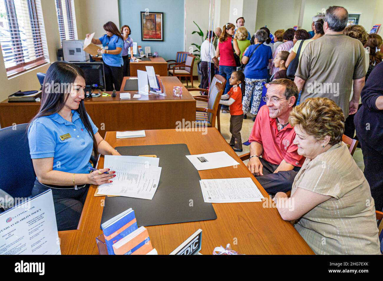 Miami Florida, Little Havana, Calle Ocho, 8th Eighth Street, USA Century Bank, Bankwesen, Bandschneiden, Grand Opening Finance, hispanischer Mann Männer, Frau fe Stockfoto