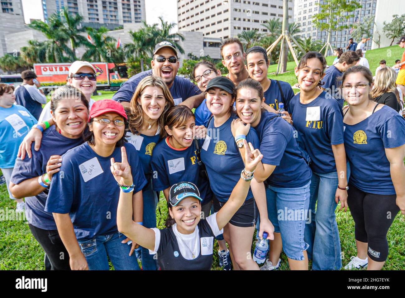 Miami Florida, FIU Florida International University students Group photo posing lächelnde Freiwillige ehrenamtlich Hispanic männlich weiblich HandsOn Miami Stockfoto