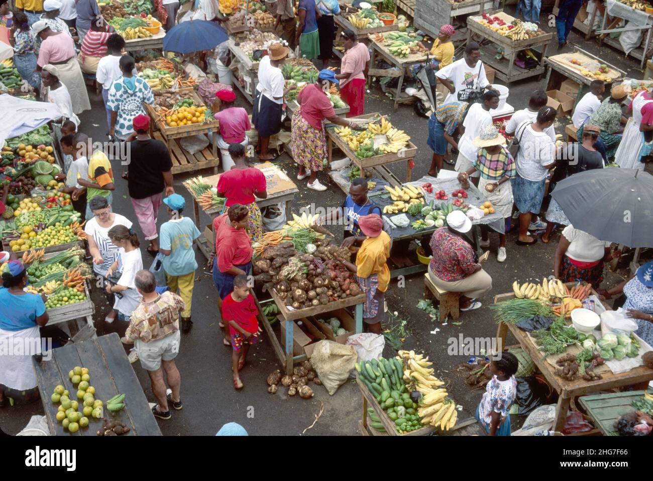 Grenada St. George's Market Square, produzieren Obst Früchte Gemüse Gemüse Lebensmittel, Verkäufer Stände Stand Markt Markt Markt, Käufer kaufen se Stockfoto