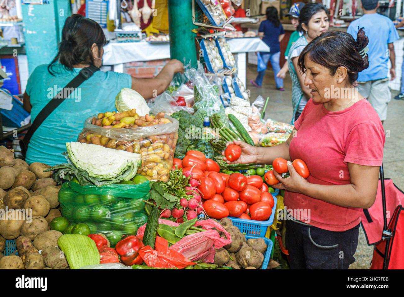 Peru Lima Mercado de Surquillo, Shopping Shopper Shopper Shop Shops Markt Markt Kauf Verkauf, Unternehmen, Verkäufer Händler Stände Stockfoto