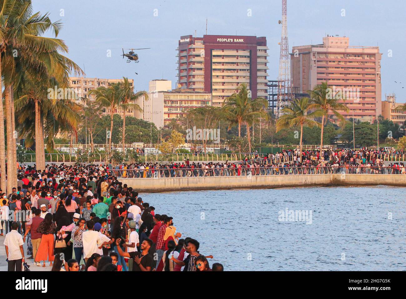 Colombo, West, Sri Lanka. 17th Januar 2022. Am 17. Januar, einem Feiertag, strömen Menschen zusammen, um die Hafenstadt Colombo zu beobachten. (Bild: © Saman Abesiriwardana/Pacific Press via ZUMA Press Wire) Stockfoto