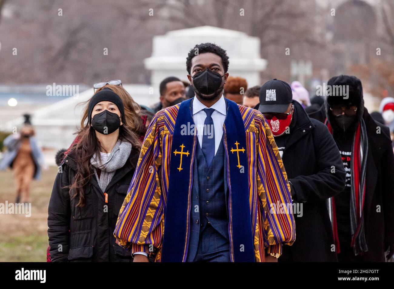 Washington, DC, USA, 18. Januar 2022. Im Bild: Joseline Garcia (links), Mitbegründerin von UN-PAC, und Rev. Stephen A. Green marschieren mit Glaubensführern und Studenten im Hungerstreik zum US-Kapitol für eine zivile Ungehorsamsaktion für Stimmrechte. Sie fordern die Verabschiedung des John Lewis Voting Rights Advancement Act, um das Wahlrecht zu schützen. Dies ist das Ergebnis der Verabschiedung von Stimmrechtsbeschränkungsgesetzen in 19 Staaten im letzten Jahr. Kredit: Allison Bailey / Alamy Live Nachrichten Stockfoto