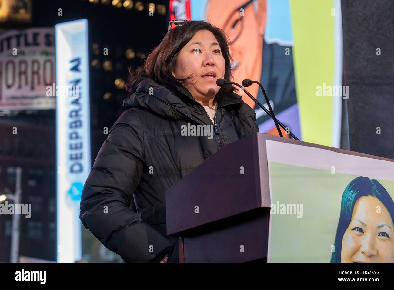 NEW YORK, NY - 18. JANUAR: Die Kongressabgeordnete Grace Meng (D-NY) spricht bei einer Kerzenlichtmahnwache am Times Square für Michelle Alyssa Go, die am vergangenen Samstag, dem 18. Januar 2022 in New York City, in einer U-Bahnstation am Times Square getötet wurde. Der 40-jährige Go, ein asiatischer Amerikaner, wurde von einem Fremden an der U-Bahnstation Times Square vor einen Zug geschoben. Die Polizei hat einen 61-jährigen Mann, Simon Martial, verhaftet, der in der Geschichte einer psychischen Erkrankung leidet. Der Vorfall ist das neueste hochkarätige Verbrechen in der Times Square Gegend. Stockfoto