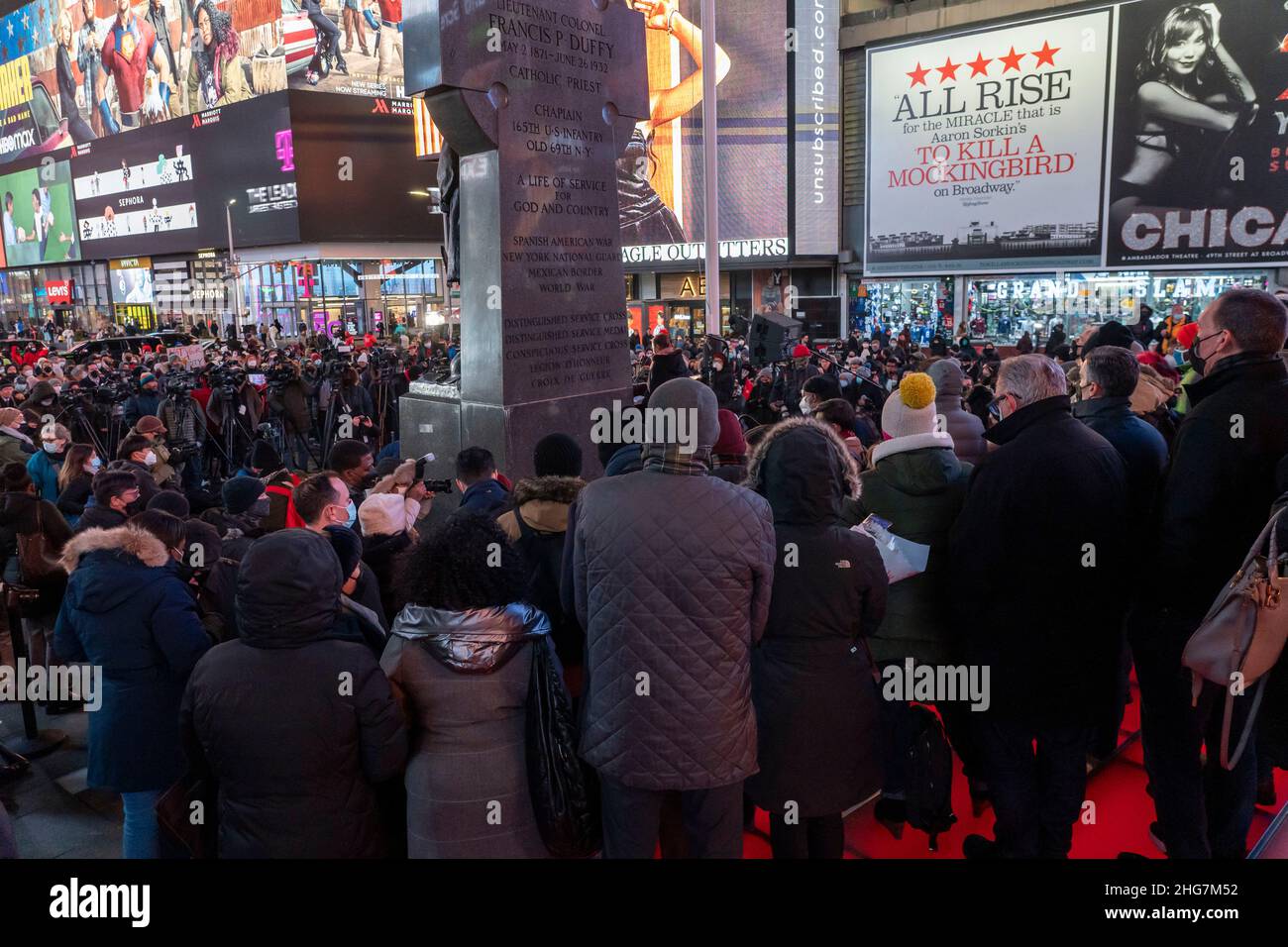 NEW YORK, NY - 18. JANUAR: Hunderte von Menschen nahmen an einer Kerzenlichtmahnwache am Times Square für Michelle Alyssa Go Teil, die am vergangenen Samstag, dem 18. Januar 2022, in New York City, in einer U-Bahnstation am Times Square getötet wurde. Der 40-jährige Go, ein asiatischer Amerikaner, wurde von einem Fremden an der U-Bahnstation Times Square vor einen Zug geschoben. Die Polizei hat einen 61-jährigen Mann, Simon Martial, verhaftet, der in der Geschichte einer psychischen Erkrankung leidet. Der Vorfall ist das neueste hochkarätige Verbrechen in der Times Square Gegend. Stockfoto