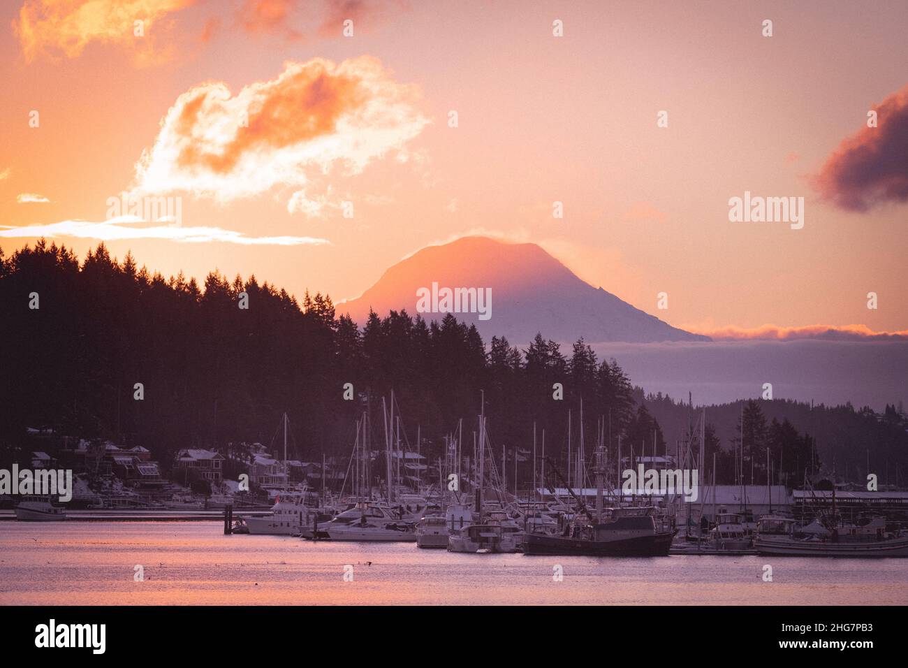 Blick am Morgen auf den Mt. Rainier in Gig Harbor, WA Stockfoto