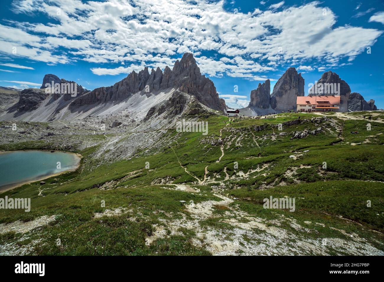 Piana Lake und Locatelli Berghütte im Tre cime Nationalpark Stockfoto