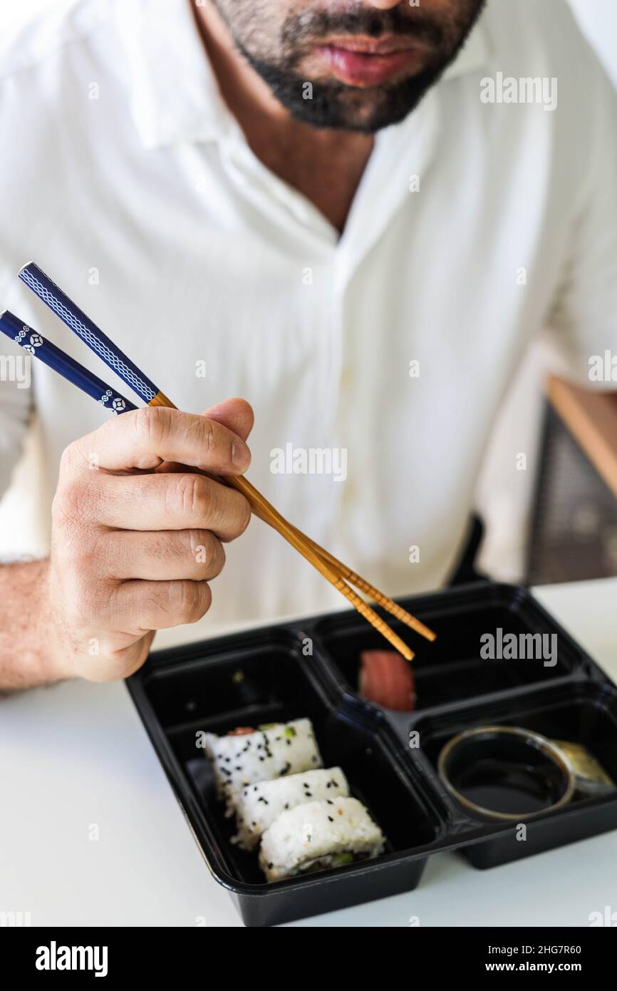 Tablett mit verschiedenen Sushi-Stücken. California Roll. Stockfoto