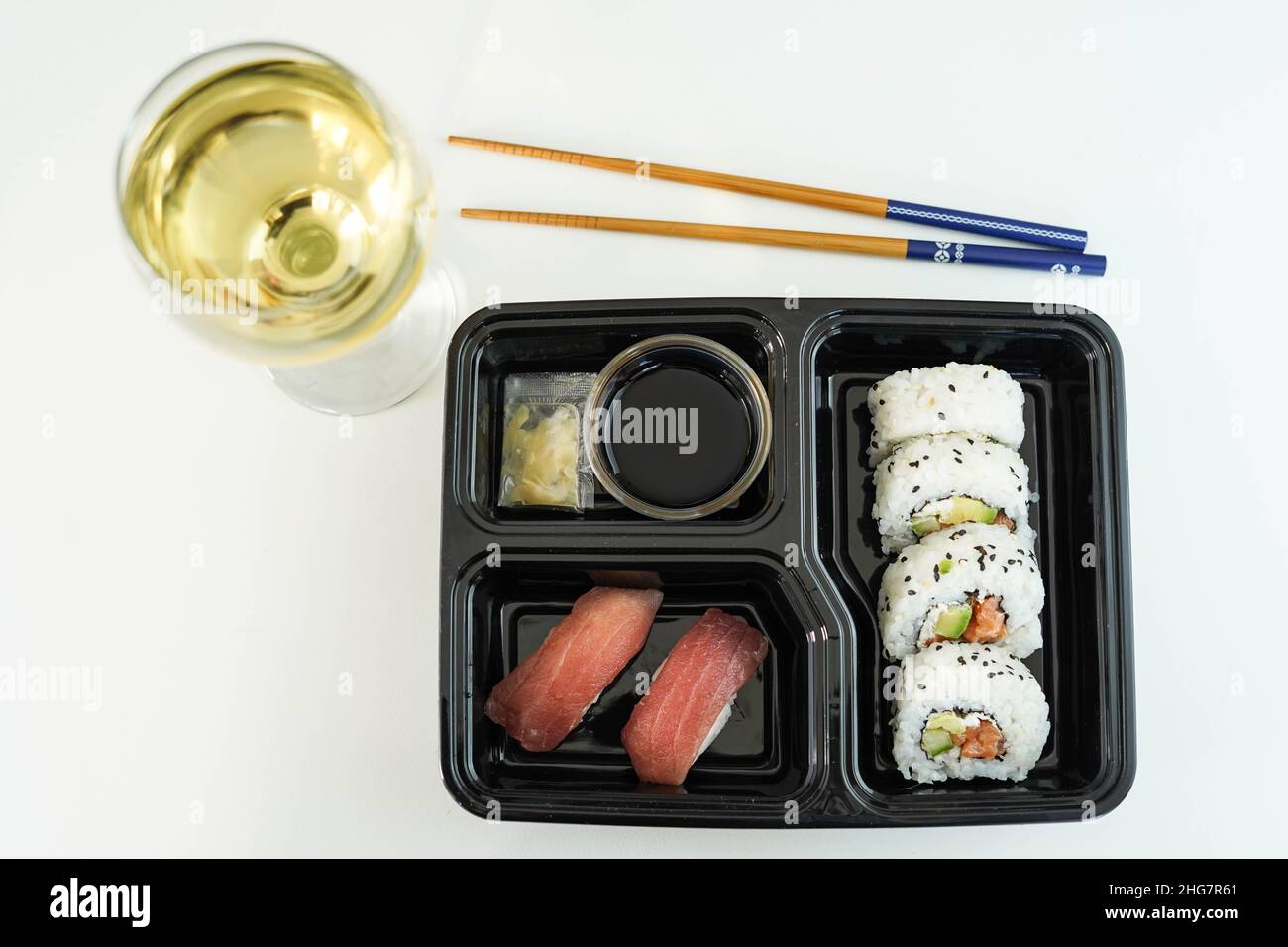 Tablett mit verschiedenen Sushi-Stücken. California Roll. Stockfoto