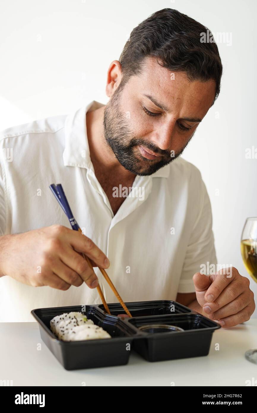 Tablett mit verschiedenen Sushi-Stücken. California Roll. Stockfoto
