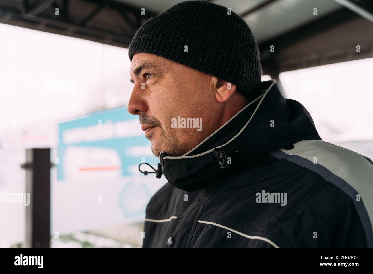 Mid Age man Side Portrait in lässiger Kleidung bei kaltem Winterwetter Stockfoto