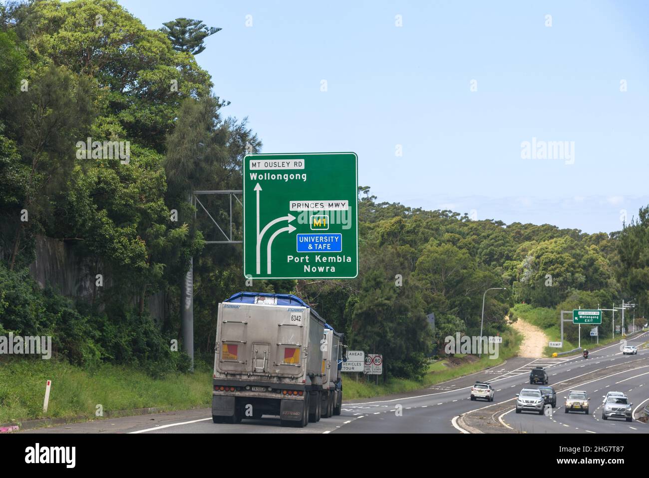 Ein LKW, der auf der Princes Motorway M1 in New South Wales am Bulli Pass abfährt, mit einer Sicherheitsrampe im Blick Stockfoto