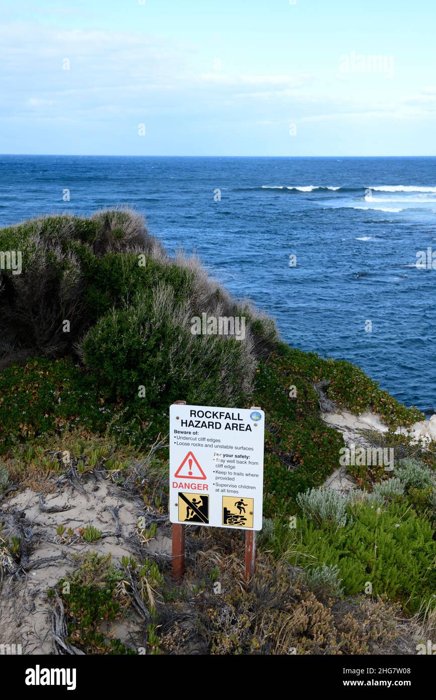 Schilder, die auf Klippen mit Blick auf Gnarabup Beach, Gnarabup, Westaustralien, vor dem „Rockfall Hazard Area“ warnen Stockfoto