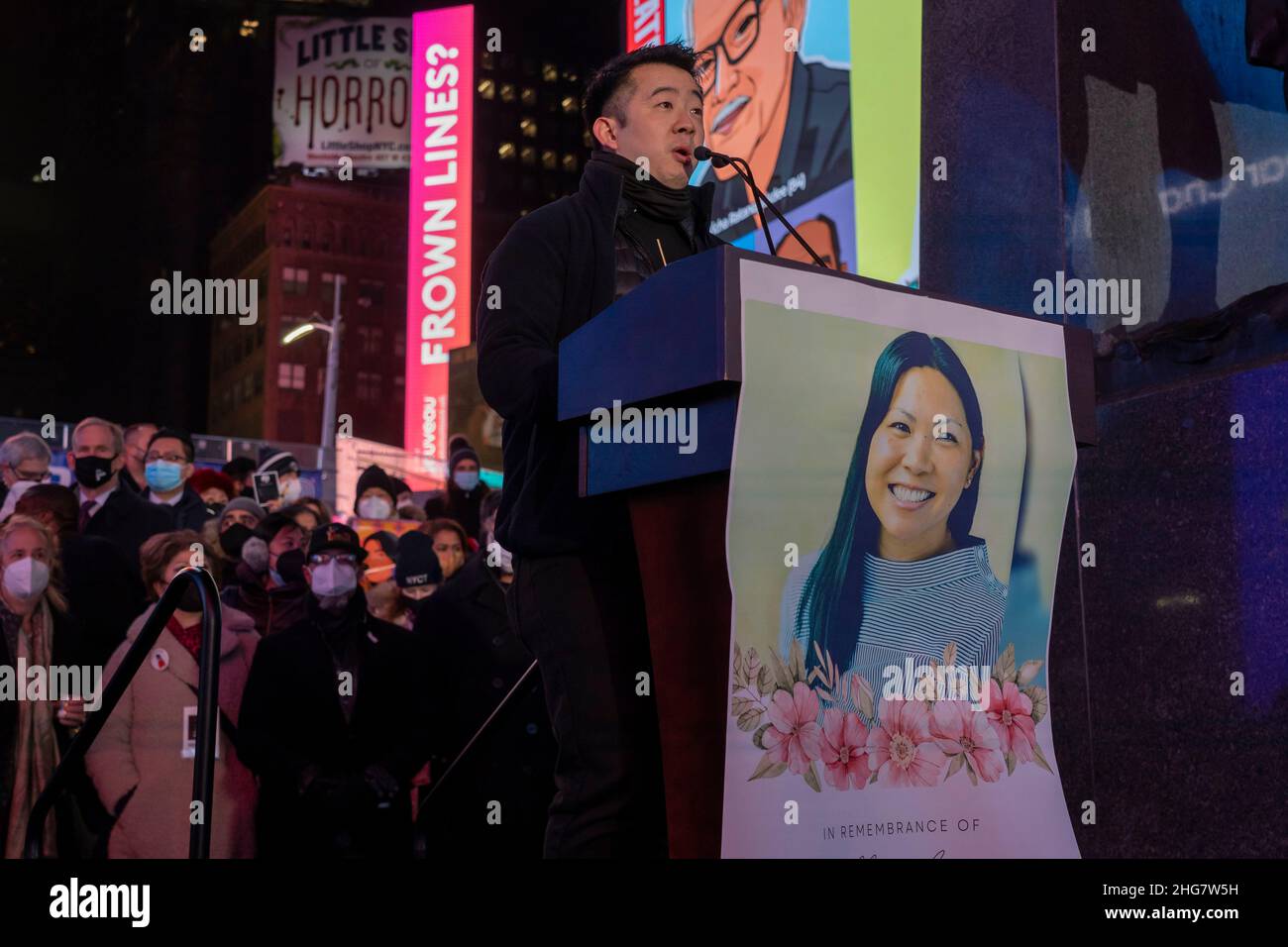 New York, Usa. 18th Januar 2022. Ben Wei spricht bei einer Kerzenlicht-Mahnwache am Times Square für Michelle Alyssa Go, die am vergangenen Samstag in New York City an der U-Bahnstation Times Square getötet wurde. Der 40-jährige Go, ein asiatischer Amerikaner, wurde von einem Fremden an der U-Bahnstation Times Square vor einen Zug geschoben. Die Polizei hat einen 61-jährigen Mann, Simon Martial, verhaftet, der in der Geschichte einer psychischen Erkrankung leidet. Der Vorfall ist das neueste hochkarätige Verbrechen in der Times Square Gegend. Kredit: SOPA Images Limited/Alamy Live Nachrichten Stockfoto