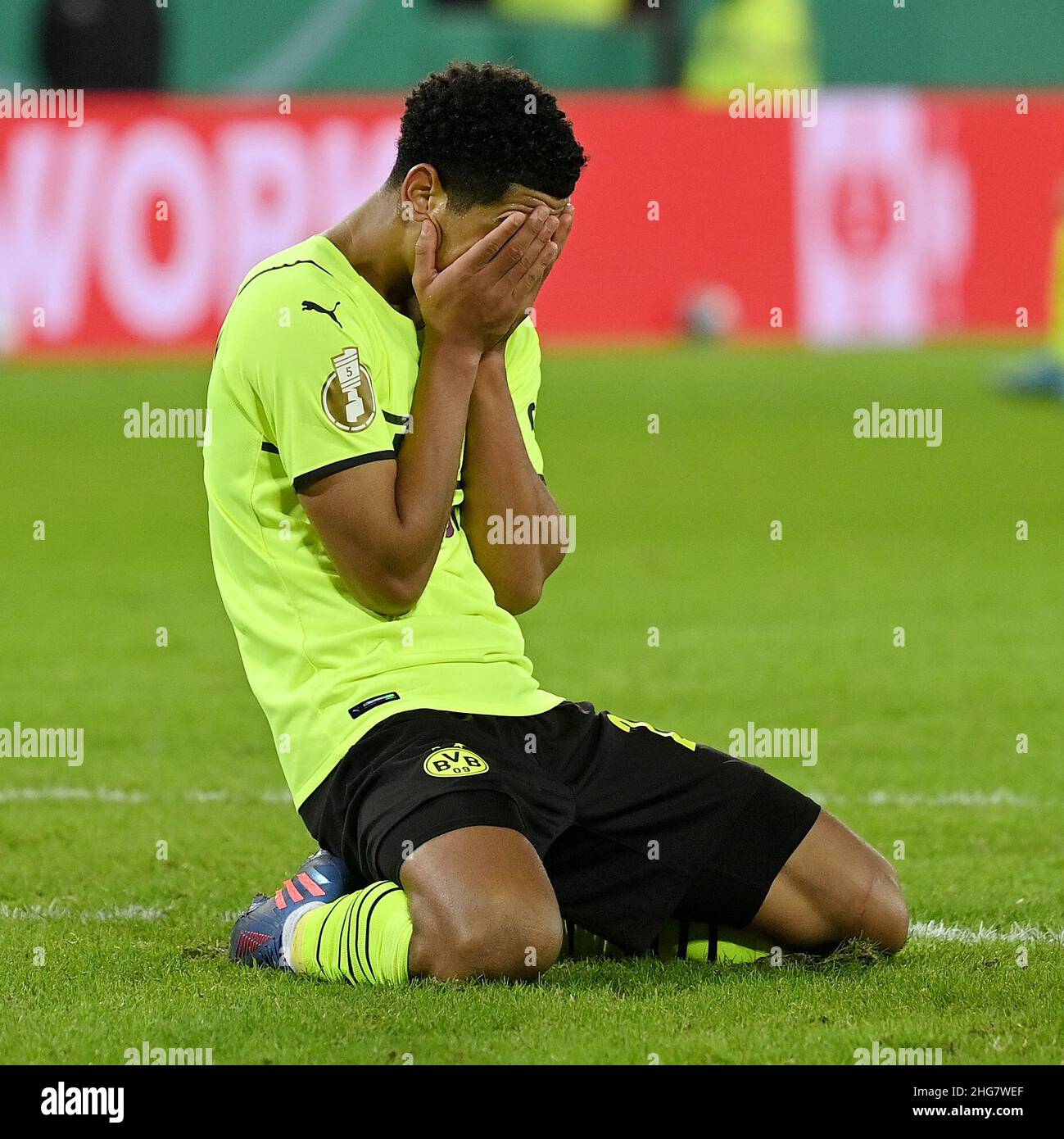 Hamburg, Deutschland. 18th Januar 2022. Der Dortmunder Jude Bellingham reagiert während der deutschen Pokalrunde 16 zwischen dem FC St. Pauli und Borussia Dortmund am 18. Januar 2022 in Hamburg. Quelle: Ulrich hufnagel/Xinhua/Alamy Live News Stockfoto