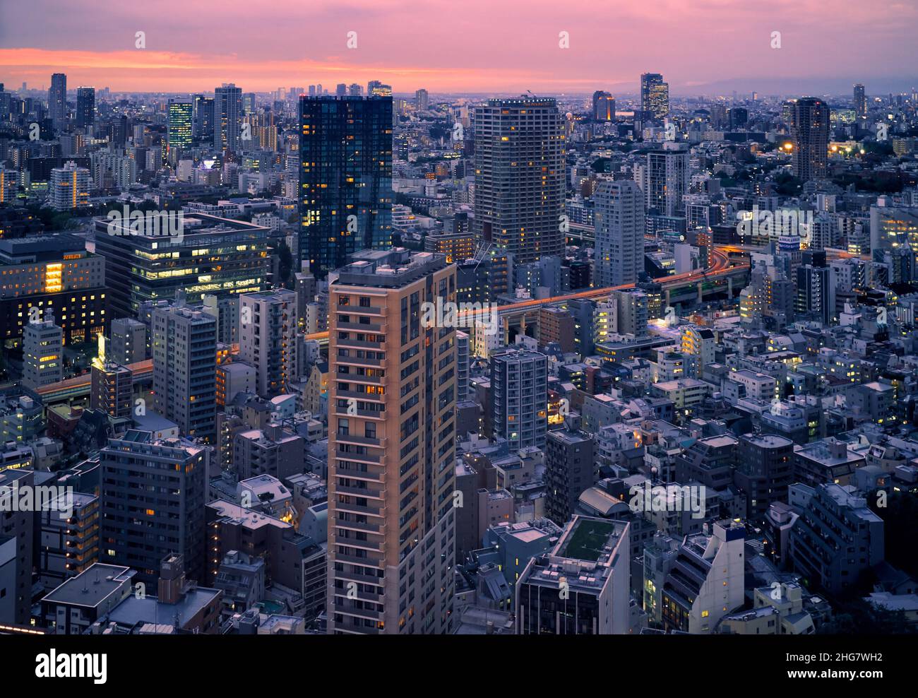 Tokio, Japan - 23. Oktober 2019: Die Wolkenkratzer der ARK Hills, vom Aussichtsplattform des Tokyo Tower am Abend aus gesehen. Minato City. Tokio. Japan Stockfoto