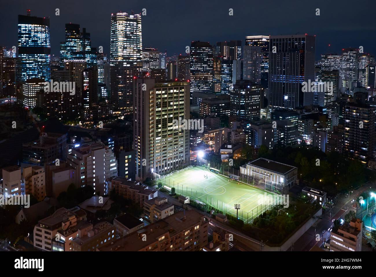 Tokio, Japan - 23. Oktober 2019: Abendansicht des Athletic Field im öffentlichen Park Shiba koen vor dem Holland Hills Mori Tower in der Wolkenkratzer-Mitte o Stockfoto