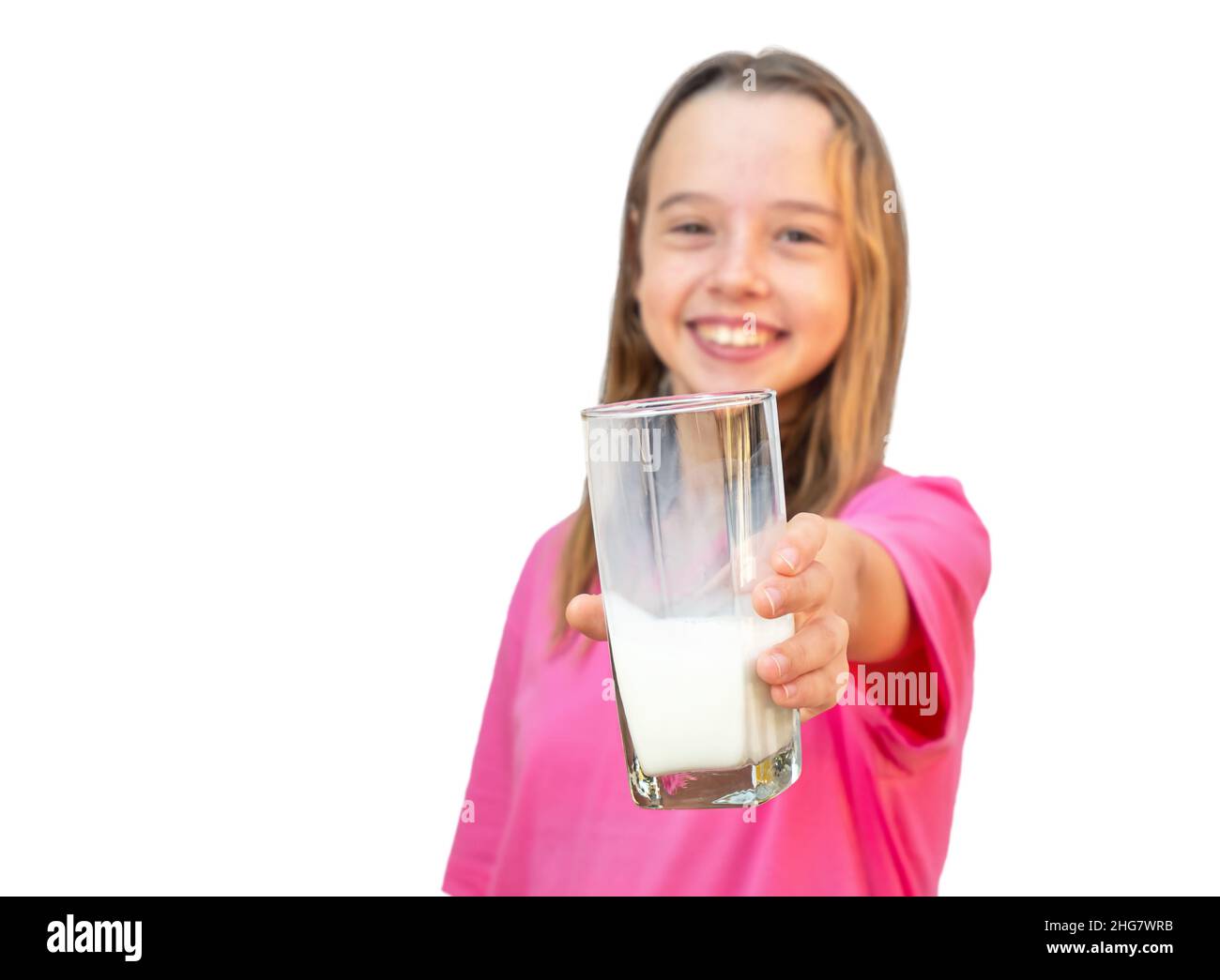 Teenager-Mädchen hält ein Glas mit Milch isoliert auf weißem Hintergrund Stockfoto