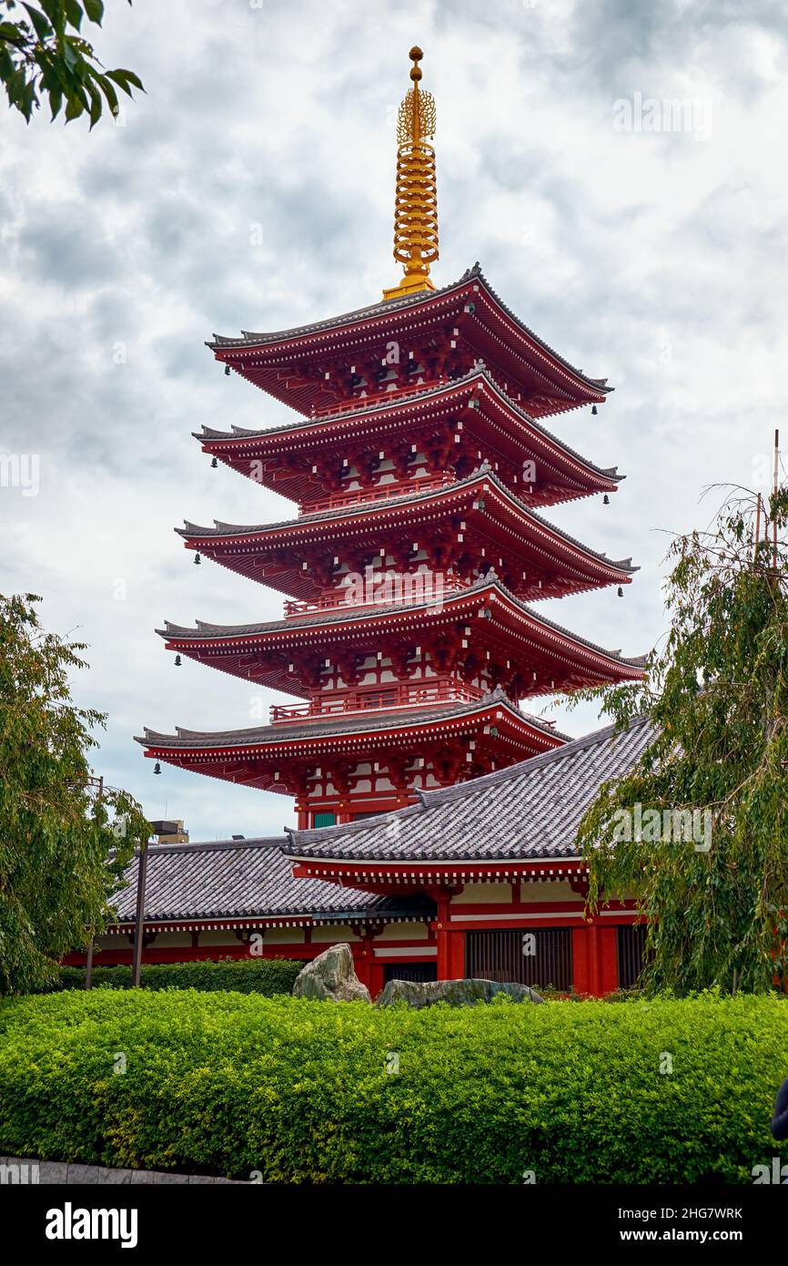 Tokio, Japan - 24. Oktober 2019: Der Blick auf die aufsteigende, leuchtend bunte, fünfstöckige Pagode am Sensoji Kannon-Tempel in Asakusa. Sie hält Buddhas Stockfoto