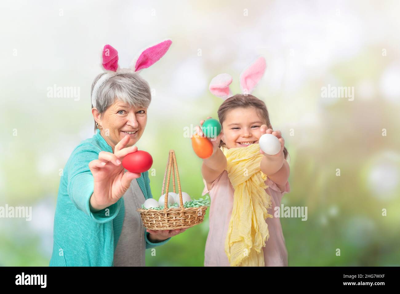 Großmutter und Kind halten Ostereier draußen aus Stockfoto