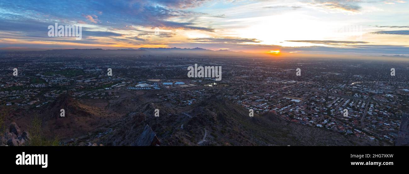 Panoramaansicht Der Luftlandschaft Mit Blick Auf Den Sonnenuntergang Am Horizont Der Metropolstadt Phoenix Arizona. Piestewa Mountain Peak Top Sonoran Natural Preserve Wandern Stockfoto