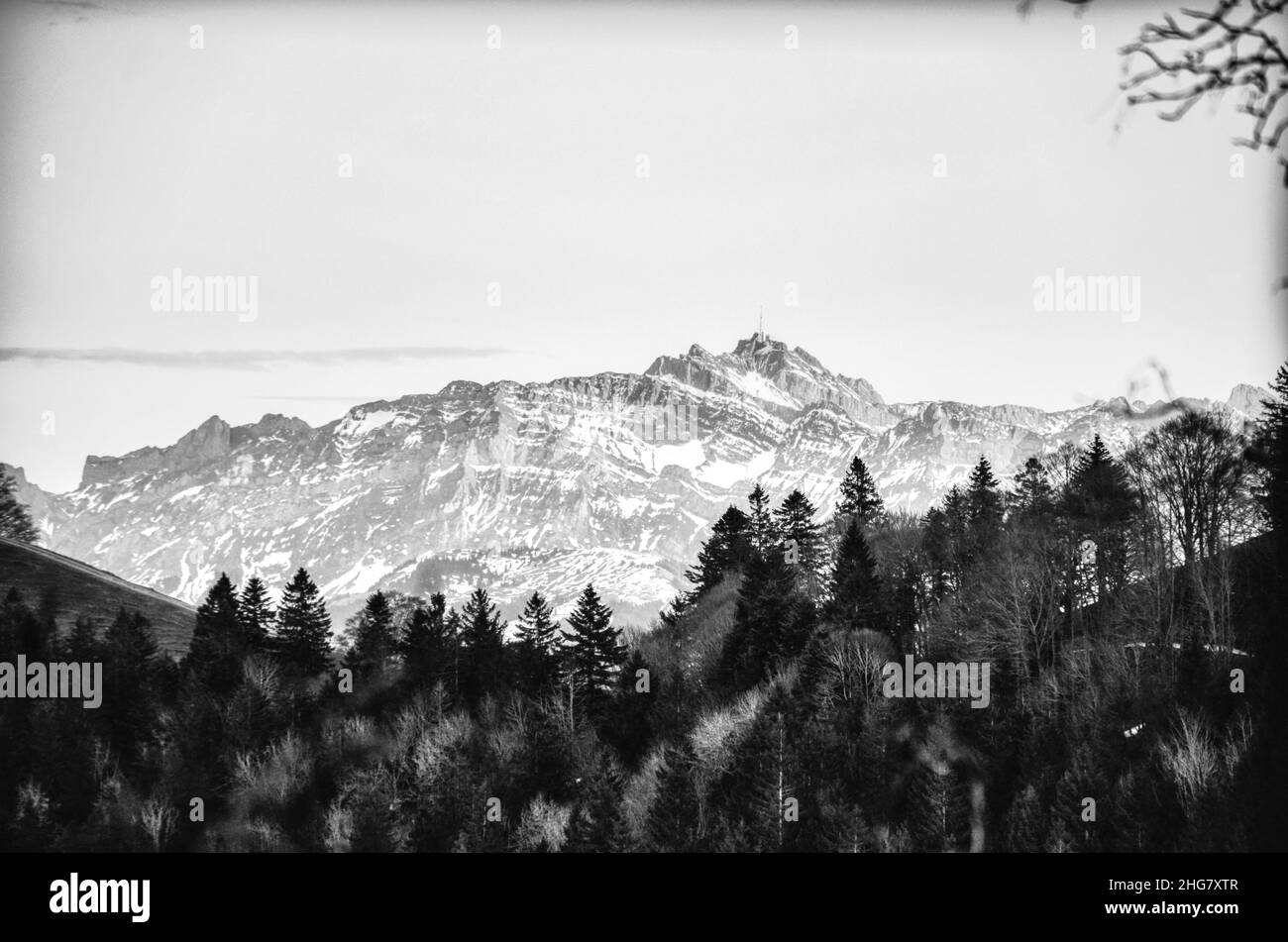 Schwarz-Weiß-Bild vom Sonnenuntergang in den Bergen. Der Santis Berg in den Appenzeller Alpen Schweiz Stockfoto