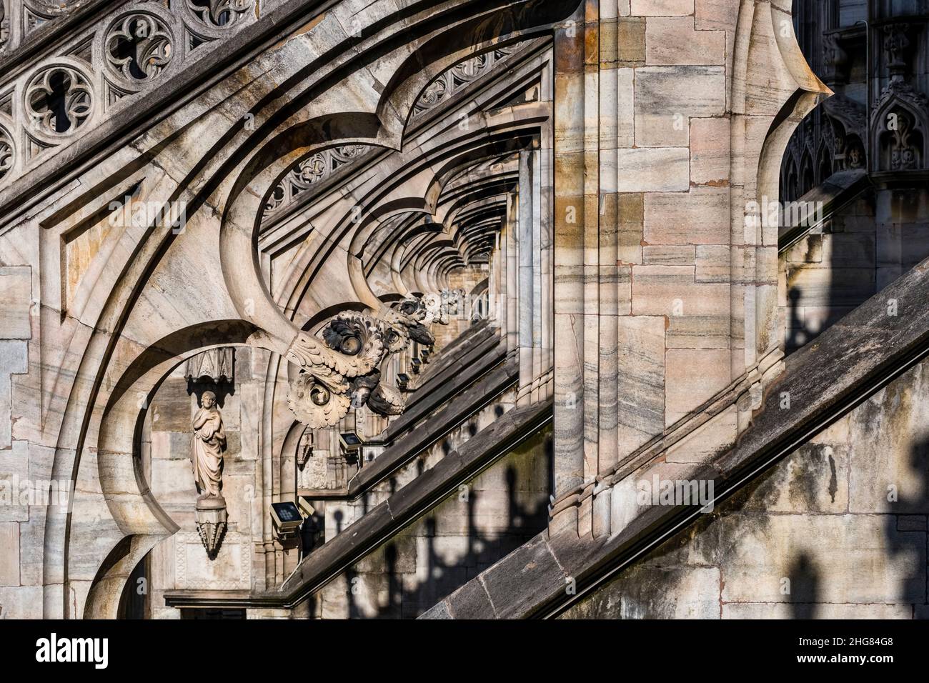 Details des künstlerischen Mauerwerks des Mailänder Doms, Duomo di Milano. Stockfoto