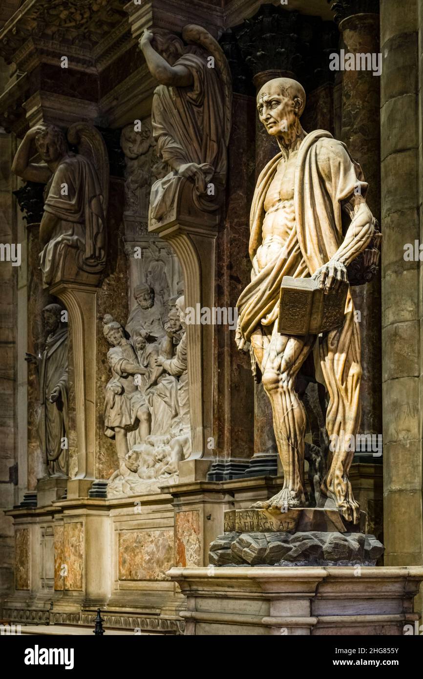 Die berühmteste Statue des Mailänder Doms, der Duomo di Milano, der misshandelte Heilige Bartholomäus, wurde 1562 von Marco d'Agrate geschaffen. Stockfoto